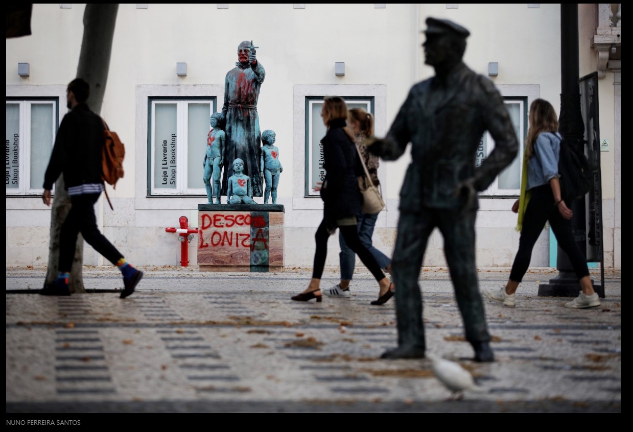 Eine Woche nach dem großen Black Lives Matter Protest in Lissabon wurde die Statue von Padre António Vieira mit dem Schriftzug DESCOLONIZA besprüht.  © Nuno Ferreira Santos